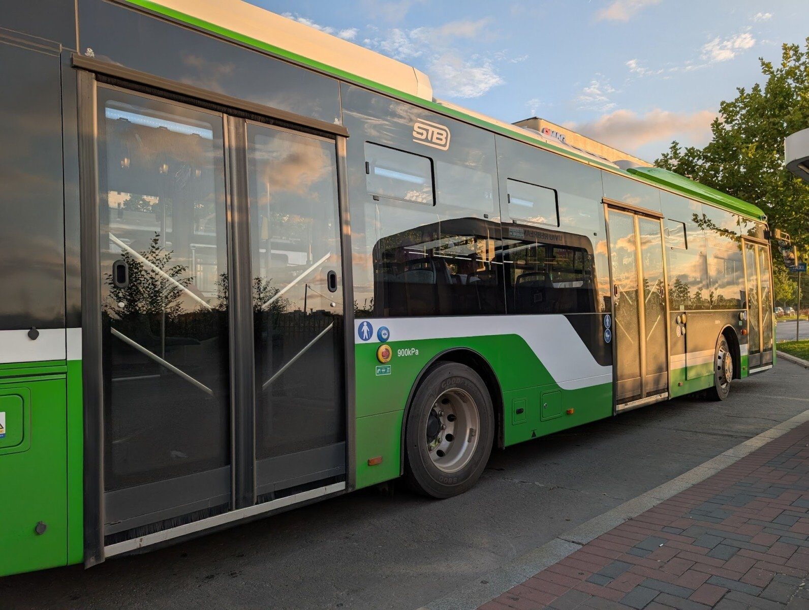 Primarul Capitalei, Ciprian Ciucu, a anunțat recent măsuri importante care vor impacta semnificativ bucureștenii în următoarele luni, printre care se numără creșterea tarifelor pentru transportul în comun și reducerea numărului de instituții publice