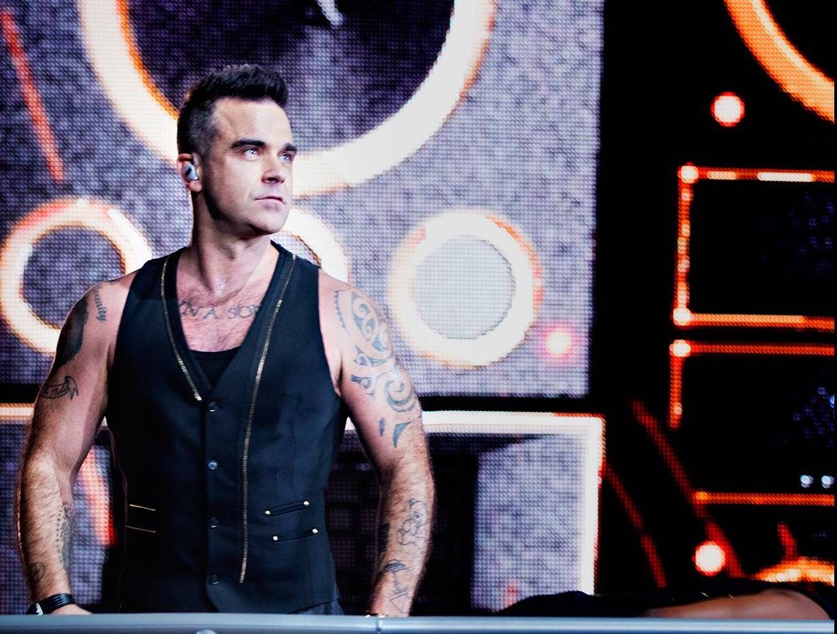 Robbie Williams devine cel mai de succes artist britanic din istorie, depășind legendarul Beatles Robbie Williams, fost membru al formației Take That și unul dintre cei mai de succes artiști pop britanici, a atins un nou record important în topurile muzicale din Regatul Unit