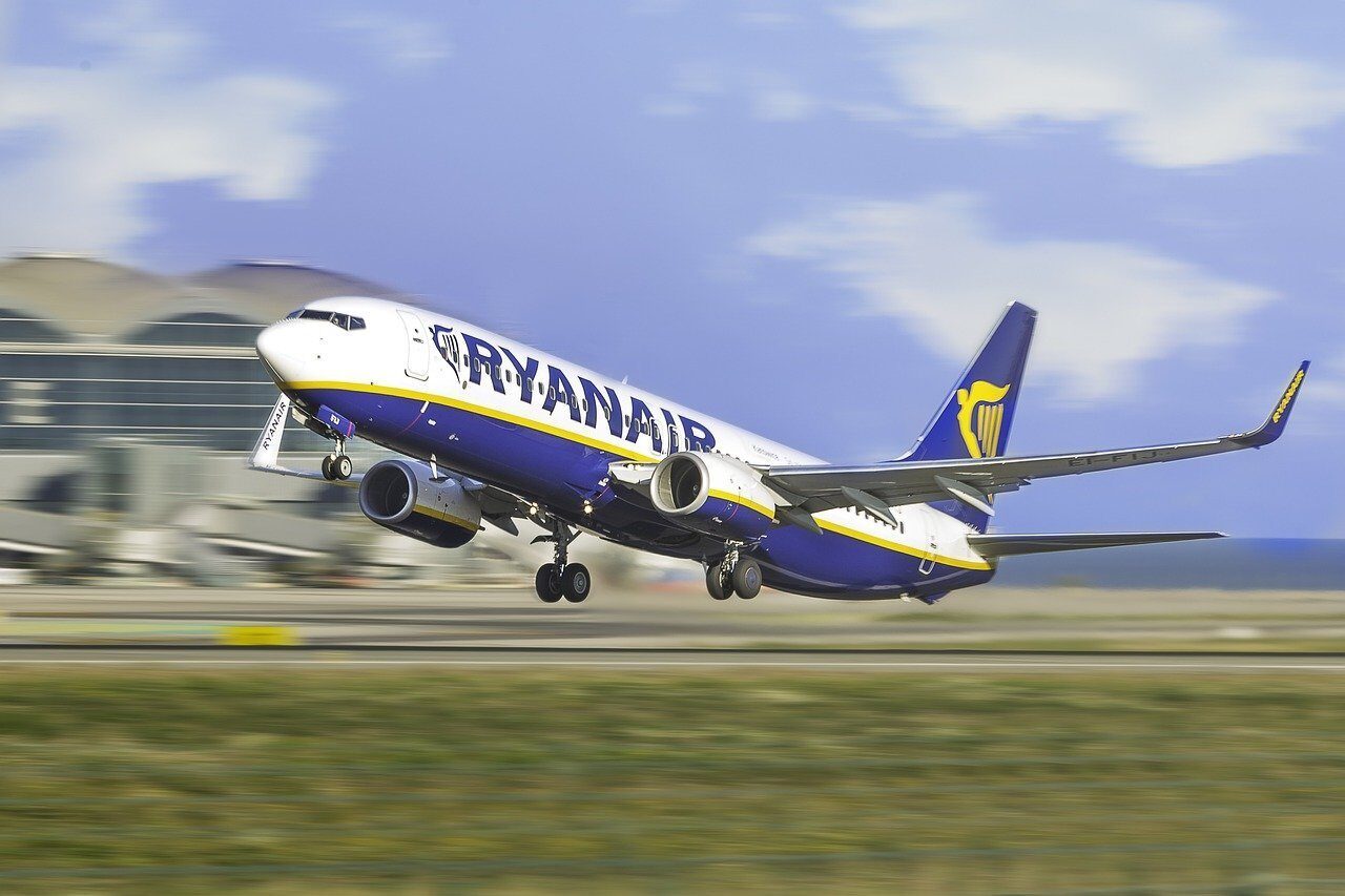 Ryanair analizează reducerea unor rute din România