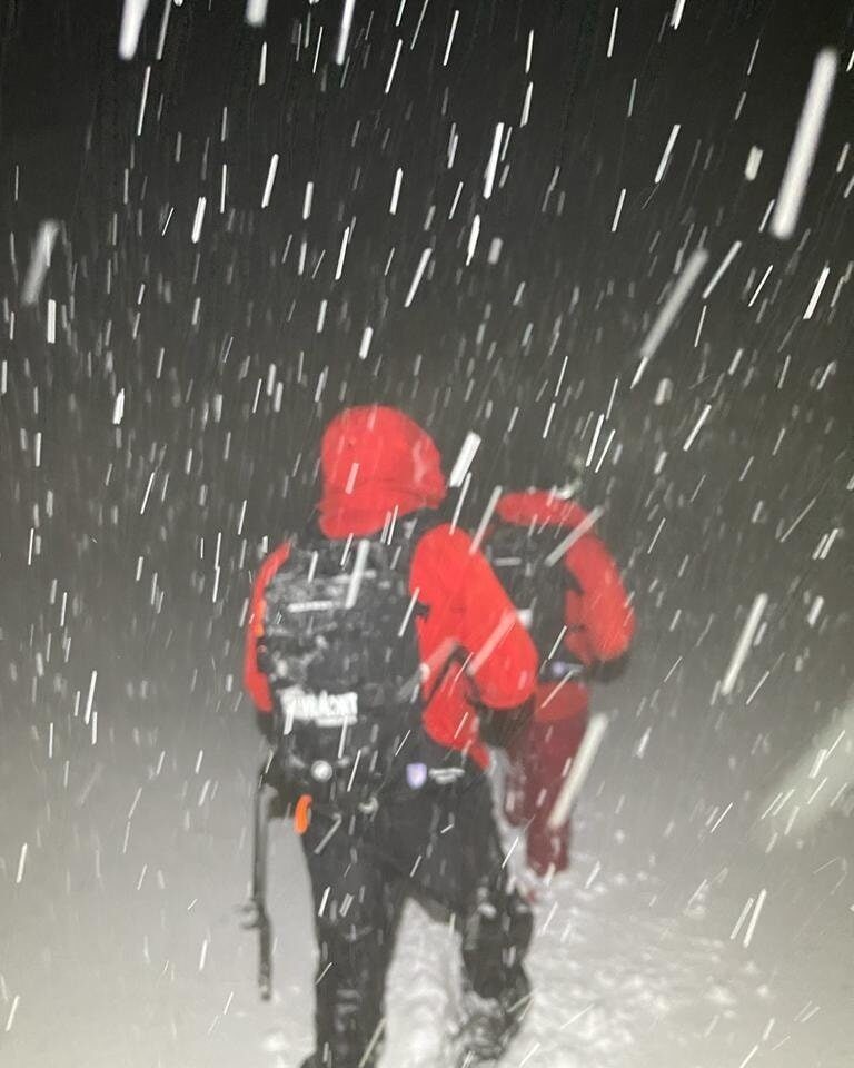 Salvamont Maramureș a reușit să salveze un tânăr ucrainean în vârstă de 31 de ani, după ce acesta a trecut ilegal granița în România prin Munții Maramureșului, fiind descoperit în viață de echipele de intervenție