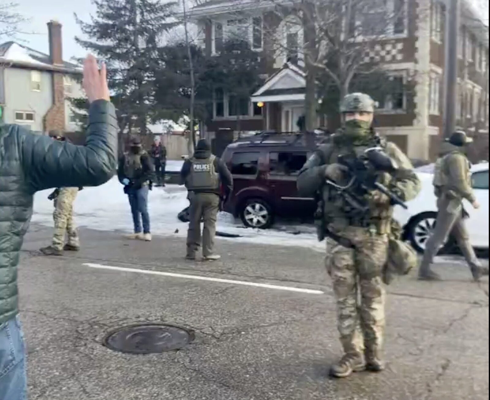 Incident violent în Minneapolis: ofițer federal rănit într-un atac cu arme improvizate Un incident grav s-a petrecut recent în Minneapolis, când un ofițer federal a fost rănit la trotuar, după ce a fost atacat cu arme improvizate în timpul unei tentative de arest
