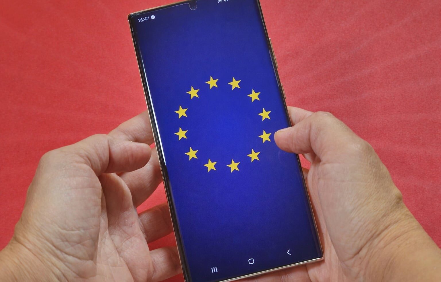 Noile reguli europene privind ecodesignul pentru smartphone-uri, în vigoare din iunie 2024, promit o prelungire a duratei de viață a dispozitivelor, dar un anumit detaliu legal lasă loc pentru interpretări și posibilitatea exploatării unor slăbiciuni