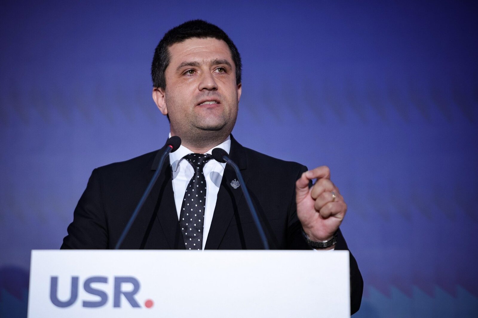Grupul parlamentar PACE Întâi România a anunțat intenția de a depune o moțiune simplă împotriva ministrului Apărării Naționale, Radu Miruță, acuzându-l de declarații iresponsabile care pot afecta grav credibilitatea politicii de apărare a țării