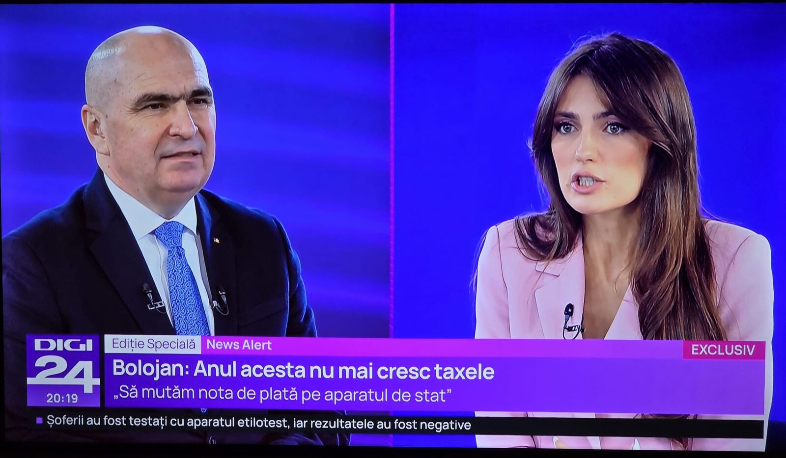Premierul Ilie Bolojan oferă detalii despre participarea României la Davos și costurile asociate Premierul Ilie Bolojan a ieșit vineri seară în fața opiniei publice pentru a clarifica câteva dintre cele mai discutate subiecte ale săptămânii, inclusiv prezența României la Forumul Economic de la Davos și costurile implicate