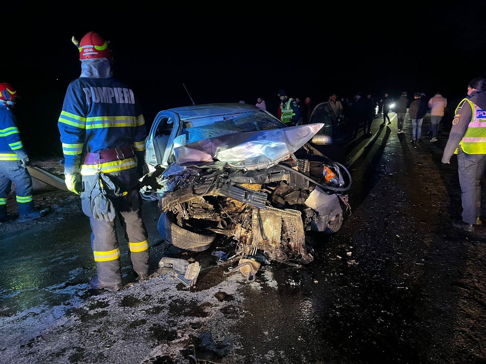 Trafic deviat și echipe de intervenție în urma unui grav accident pe DN 106 în județul Sibiu Un accident rutier grav s-a produs duminică pe drumurile naționale din județul Sibiu, provocând intervenția promptă a mai multor echipe de salvare și declanșarea Planului Roșu de Intervenție