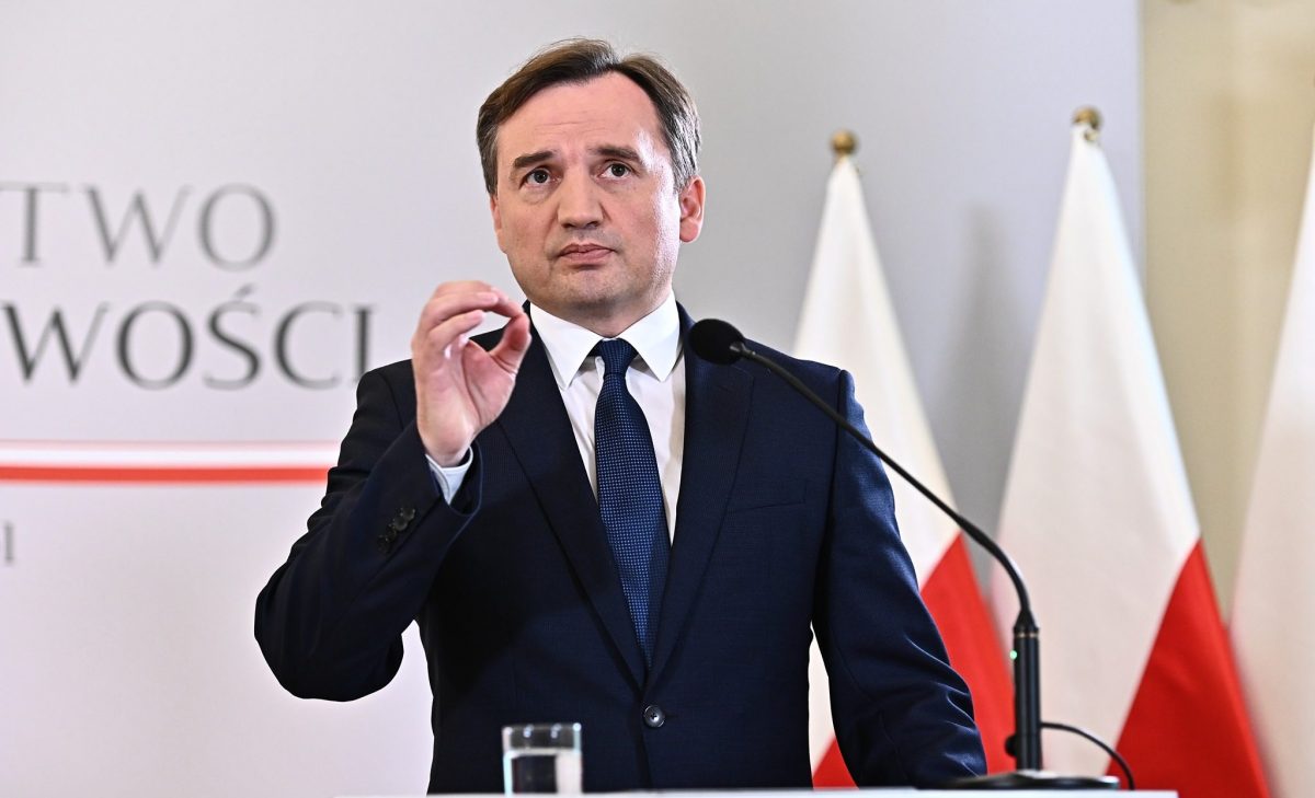 Guvernul polonez a exprimat joi o critică vehementă față de decizia Ungariei de a refuza predarea fostului ministru al Justiției, Zbigniew Ziobro, și de a-i oferi azil politic