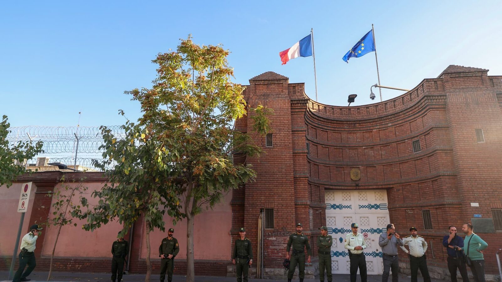 Personalul diplomatic neesențial al Ambasadei Franței la Teheran a fost nevoit să părăsească teritoriul iranian din cauza turbulențelor sociale și politice care agită țara în aceste zile