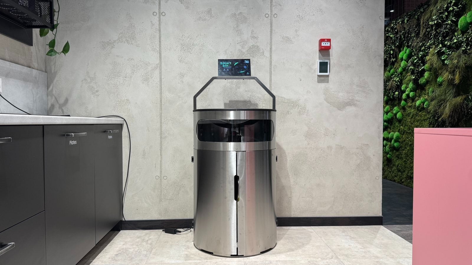 Coș de gunoi cu AI ce sortează automat deșeurile
