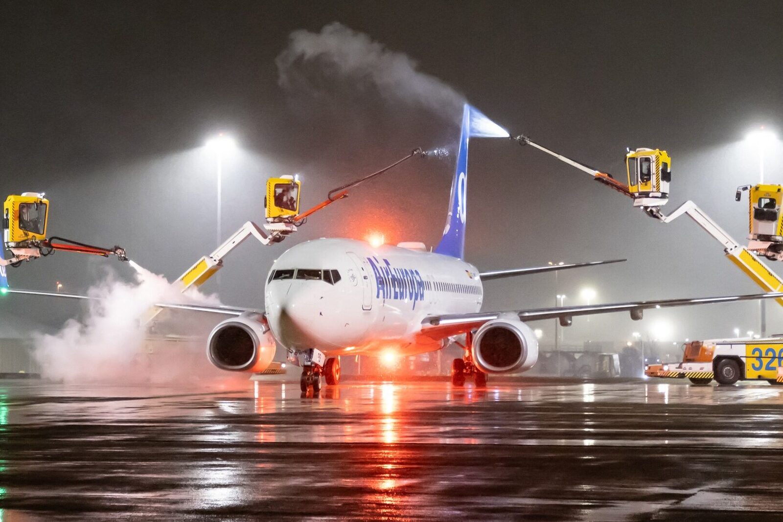 Zăpada și gerul extrem au blocat Europa: peste 450 de zboruri anulate la Aeroportul Schiphol din Amsterdam Zăpada abundentă și temperaturile extrem de scăzute din ultimele zile au dus la anularea a peste 450 de zboruri la Aeroportul Schiphol din Amsterdam, într-una dintre cele mai aglomerate și importante poarte aeriene din Europa