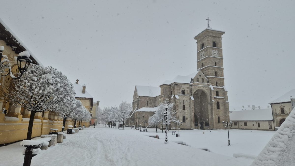 Imagini spectaculoase din Cetatea Alba Carolina, după ninsori
Note: Am încercat să păstrez mesajul principal și să îl formulez într-un stil informativ, direct, în limita de caractere solicitată.