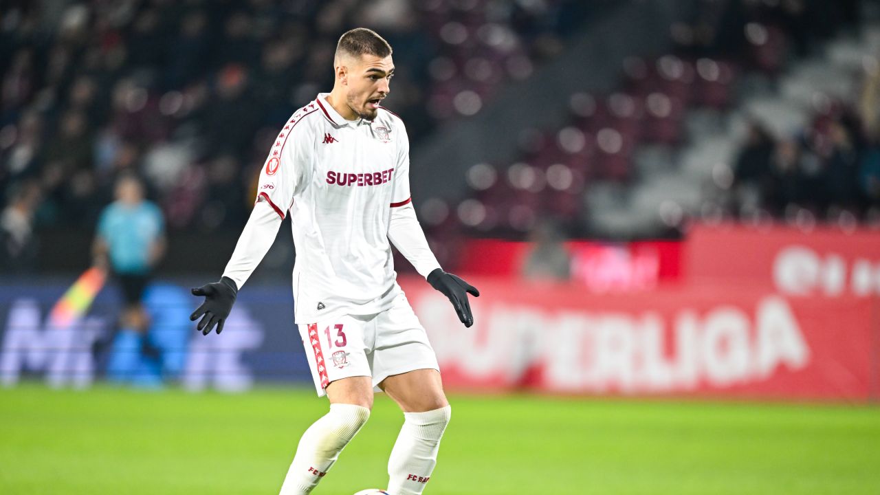 Plecare iminentă pentru Denis Ciobotariu de la Rapid Denis Ciobotariu, tânărul fundaș al echipei Rapid București, este pe cale să-și încheie aventura în Giulești în această iarnă