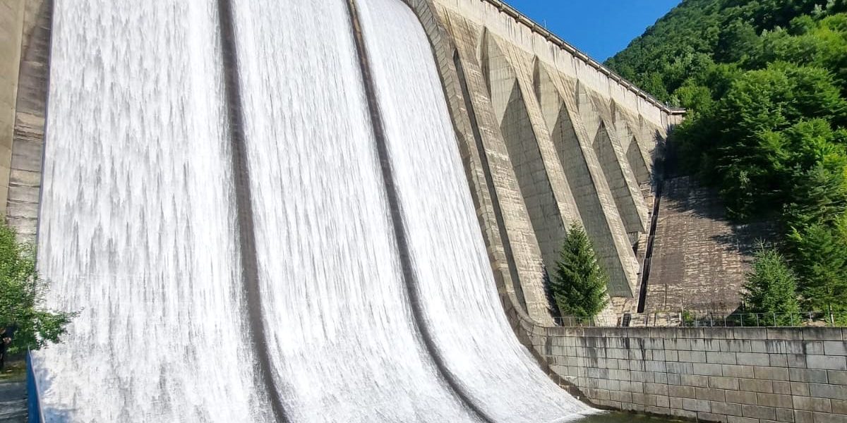 deversari-controlate-baraj-gura-raului-z9bc.jpeg - StiriFresh