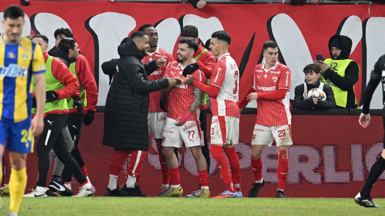 Dinamo și Petrolul împart punctele într-un meci dramatic Meciul dintre Dinamo București și Petrolul Ploiești, disputat marți seara, s-a încheiat cu un rezultat egal, 1-1, într-o confruntare care a stârnit emoții intense pe terenul din Ștefan cel Mare
