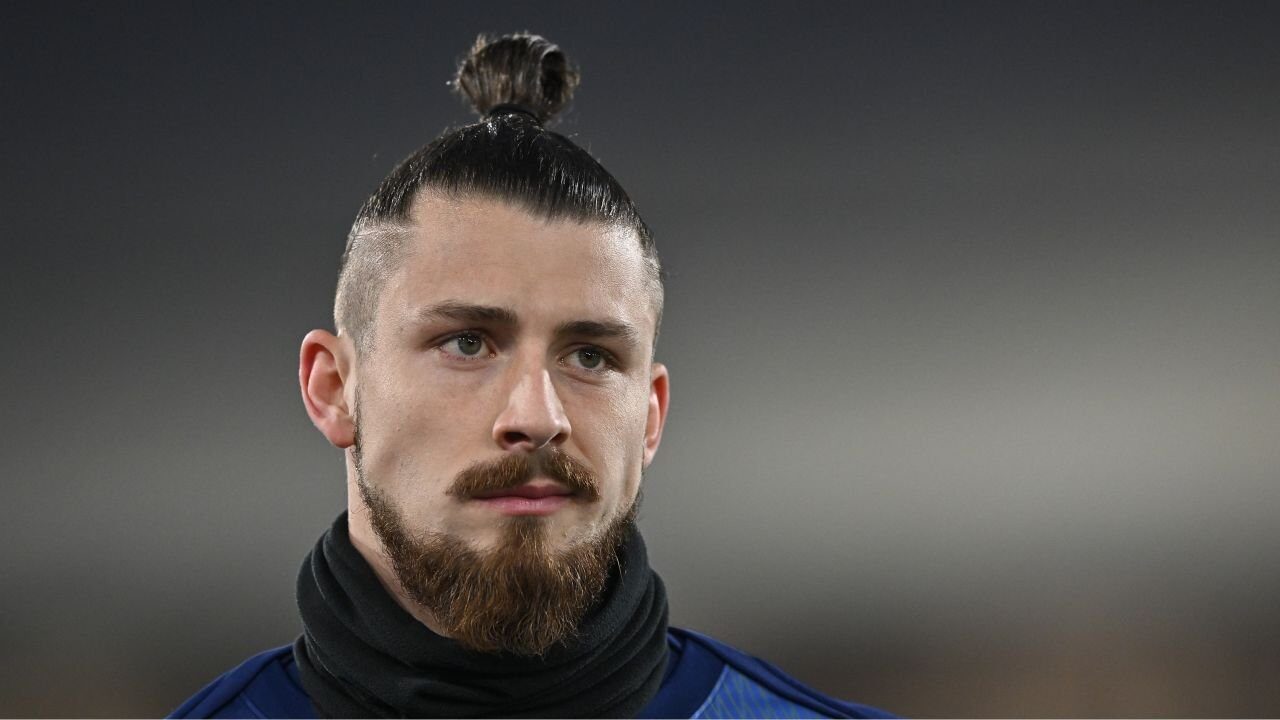 Radu Drăgușin, pe radarul echipelor din Serie A Internaționalul român Radu Drăgușin continuă să fie în centrul atenției marilor echipe din Serie A, în special în contextul dificultăților pe care le întâmpină la Tottenham