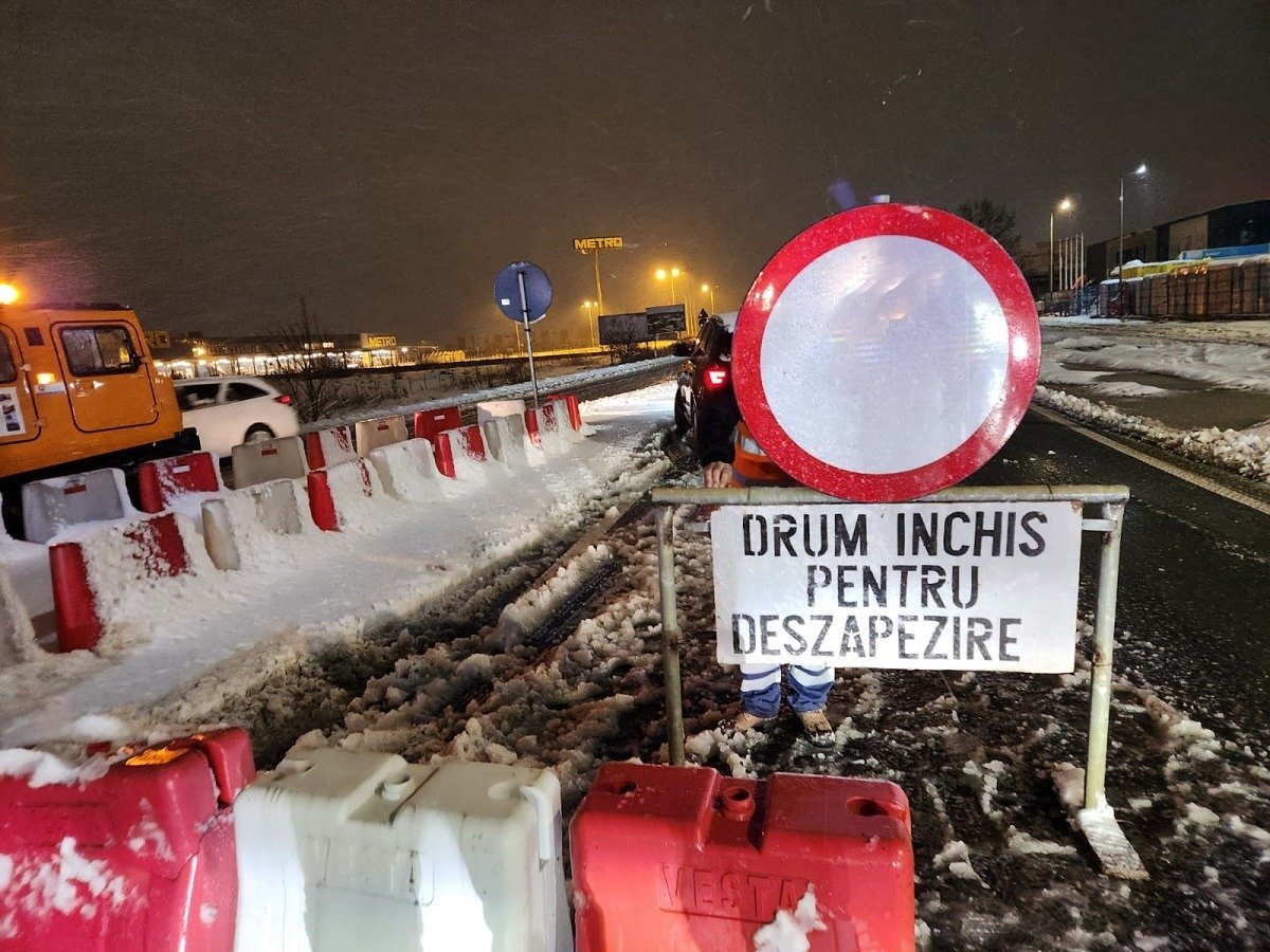 Traficul rutier pe drumul național DN 67C, între Novaci și Rânca, a fost complet blocat din cauza unei combinații periculoase de factori: trafic intens, ninsori abundente și eforturile de deszăpezire întârziate