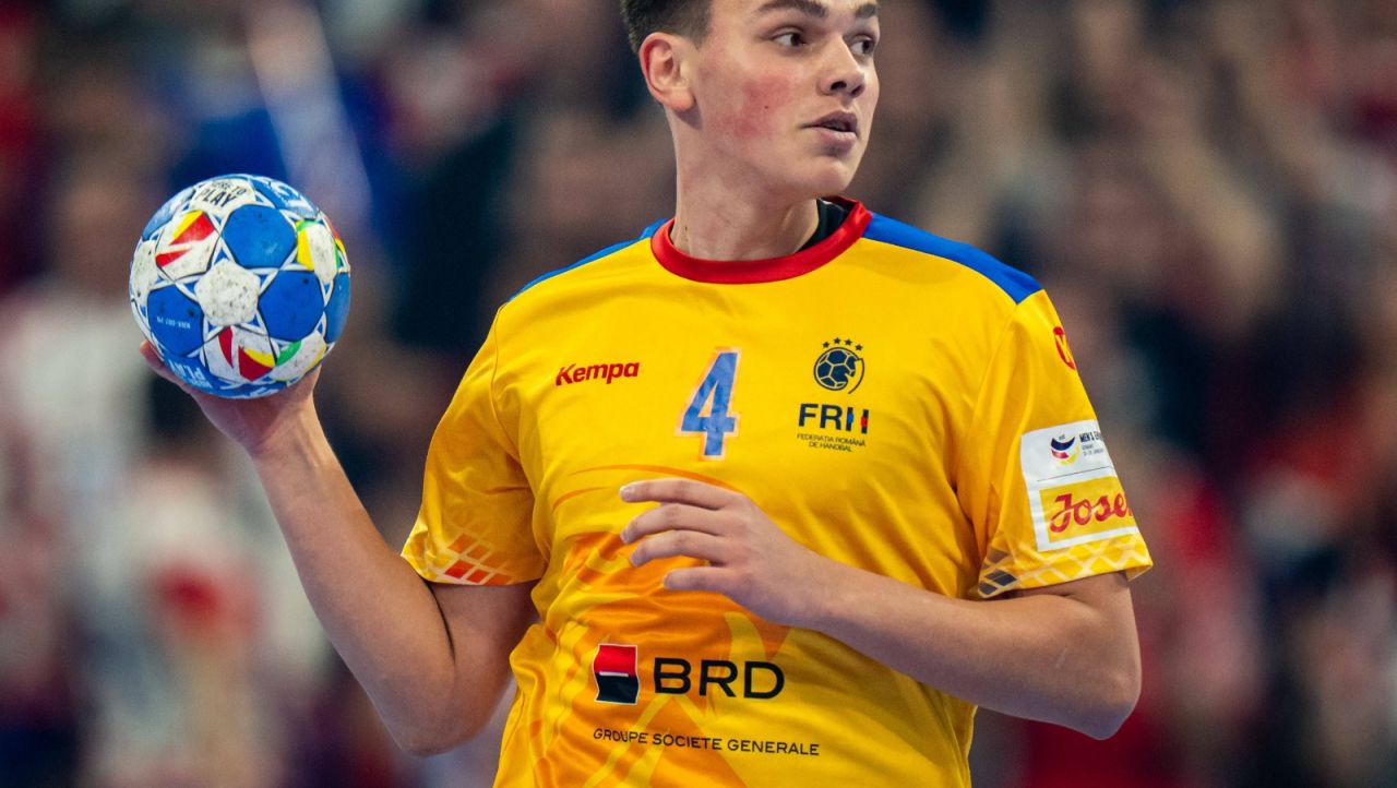 Naționala de handbal a României pierde în fața Italiei într-un meci amical la Trieste Marți seara, naționala masculină de handbal a României a suferit o înfrângere strânsă în fața echipei Italiei, scor 35-34 (20-17), în cadrul unui meci amical disputat la Trieste