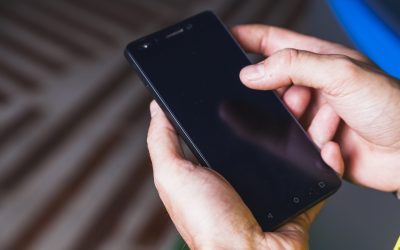 from-hand-using-smartphone-scaled.jpg - StiriFresh