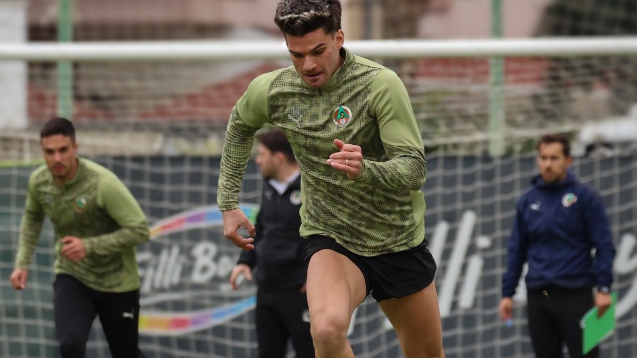 Hagi și Alanyaspor: Un Pas Spre Marea Performanță în Cupa Turciei Echipa lui Gheorghe Hagi, Farul Constanța, se pregătește să înfrunte Alanyaspor în cadrul unei întâlniri cruciale din faza grupelor a Cupei Turciei