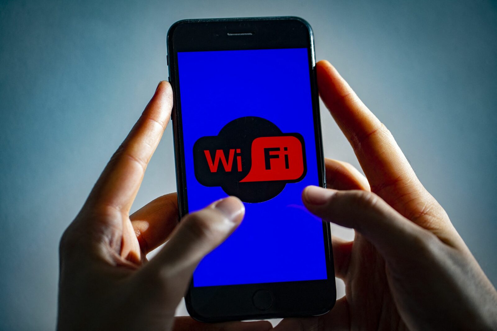 Atenție la rețelele WiFi gratuite din locurile publice! În ultimii ani, infractorii cibernetici au perfecționat metodele de a accesa datele personale ale utilizatorilor, iar printre cele mai periculoase tehnici se numără crearea unor puncte de acces false, care trebuie să fie îngrijorătoare pentru oricine folosește rețele gratuite în spațiile publice