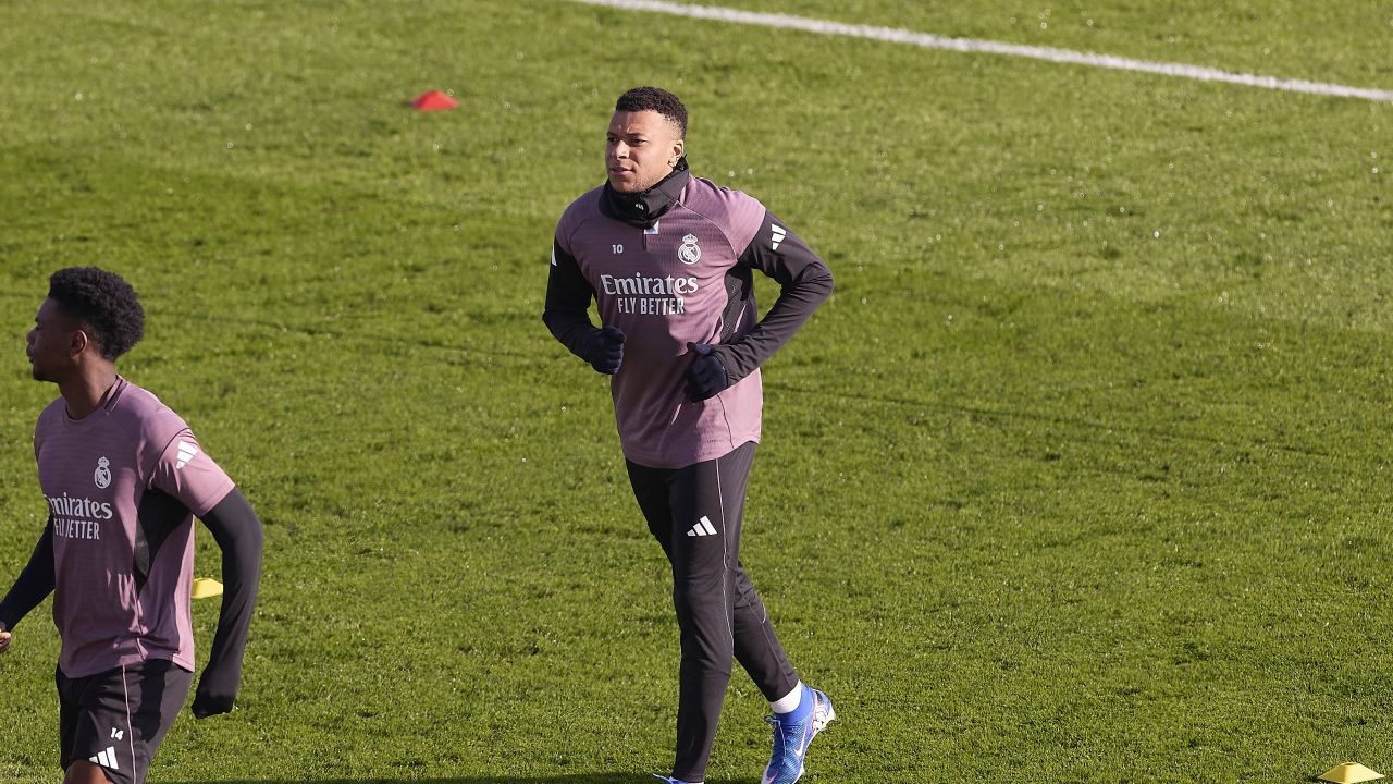 Accidentarea lui Kylian Mbappe, un motiv de îngrijorare pentru fanii lui Real Madrid Kylian Mbappe a suferit o accidentare în timpul unui meci disputat ieri, iar această veste a generat panică în rândul suporterilor echipei Real Madrid