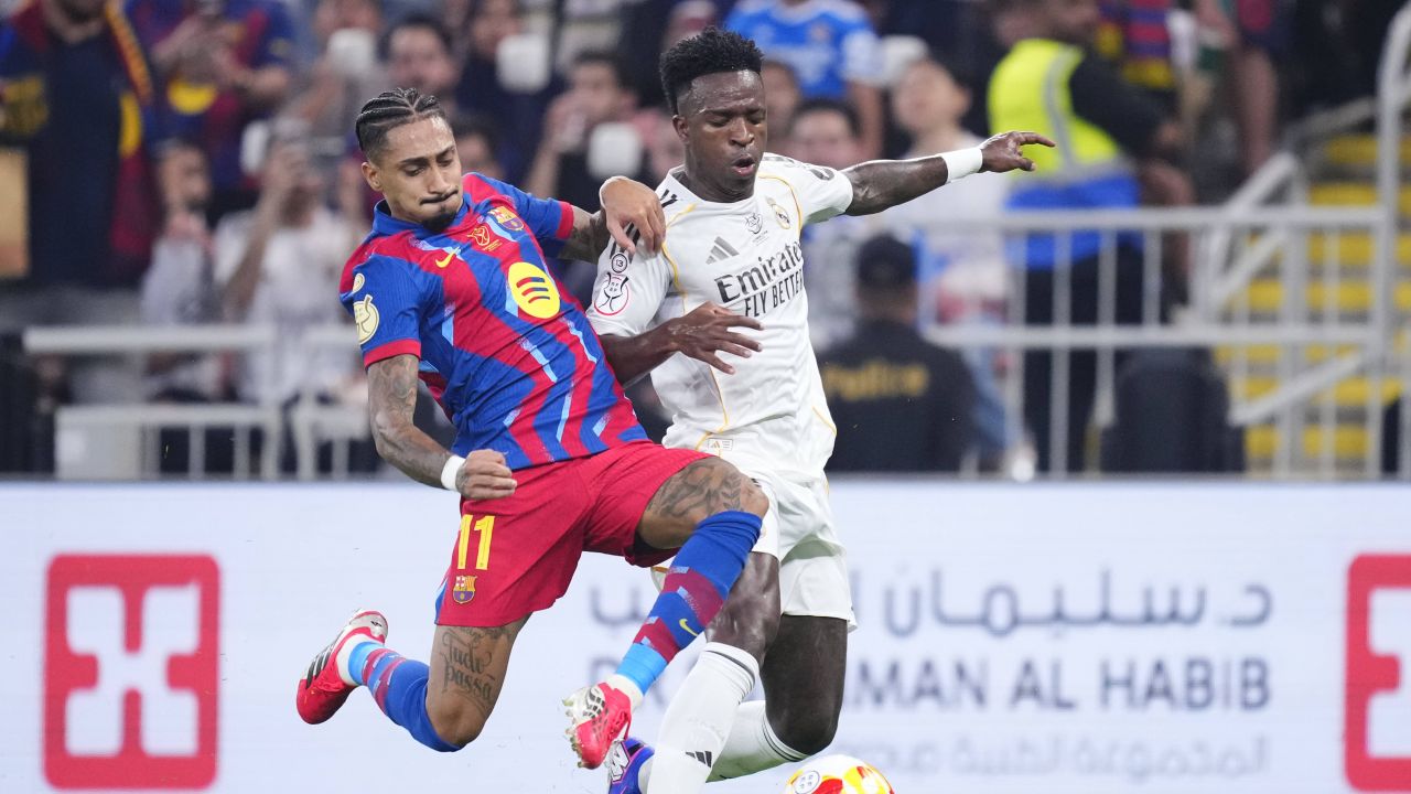 Barcelona și Real Madrid, din nou pe teren: un duel ce nu trebuie ratat Meciul dintre Barcelona și Real Madrid, una dintre cele mai așteptate confruntări din fotbalul mondial, va putea fi urmărit LIVE TEXT pe Sport.ro, începând cu ora 21:00
