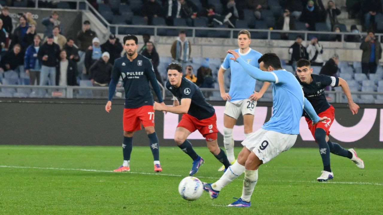 Genoa, pe cale să piardă un punct prețios cu Lazio Genoa a fost foarte aproape de a obține un punct valoros în meciul disputat împotriva formației Lazio, dar a scăpat printre degete remiza dorită
