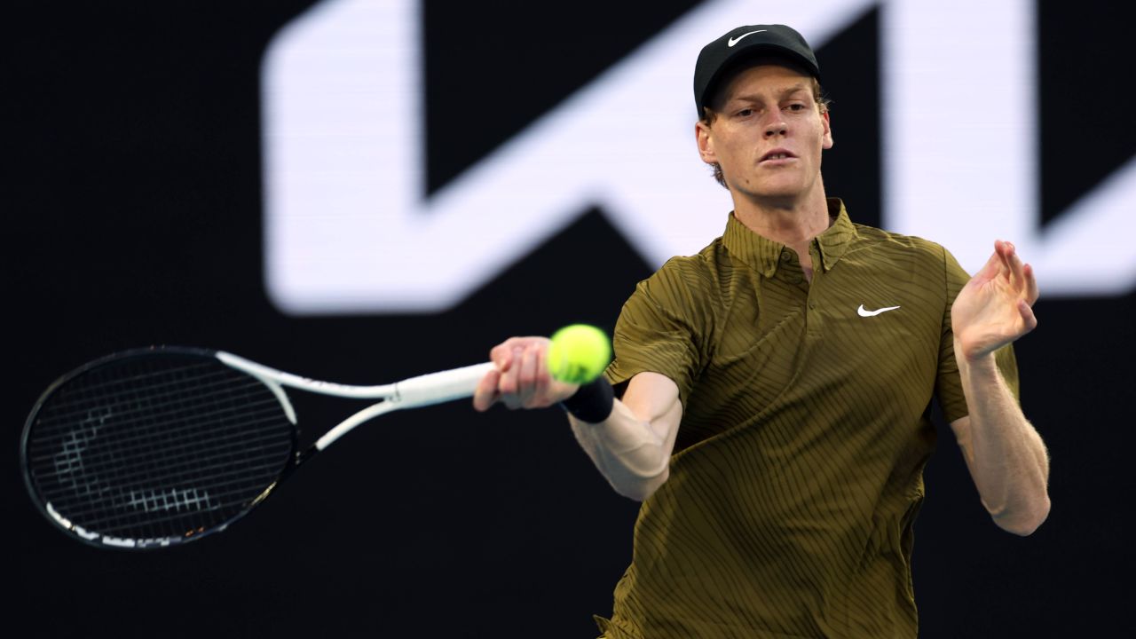 Jannik Sinner avansează în optimile Australian Open după un meci dramatic Jannik Sinner, tânărul talent italian, a reușit să se califice cu mari emoții în optimile de finală ale Australian Open, după o partidă intensă și plină de suspans