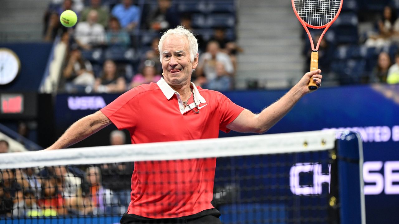McEnroe identifică momentele cheie din parcursul lui Djokovic la Australian Open 2026 Unul dintre cei mai mari jucători de tenis din istorie, John McEnroe, a surprins recent comunitatea tenisului internațional cu o analiză detaliată a parcursului lui Novak Djokovic către semifinalele Australian Open 2026