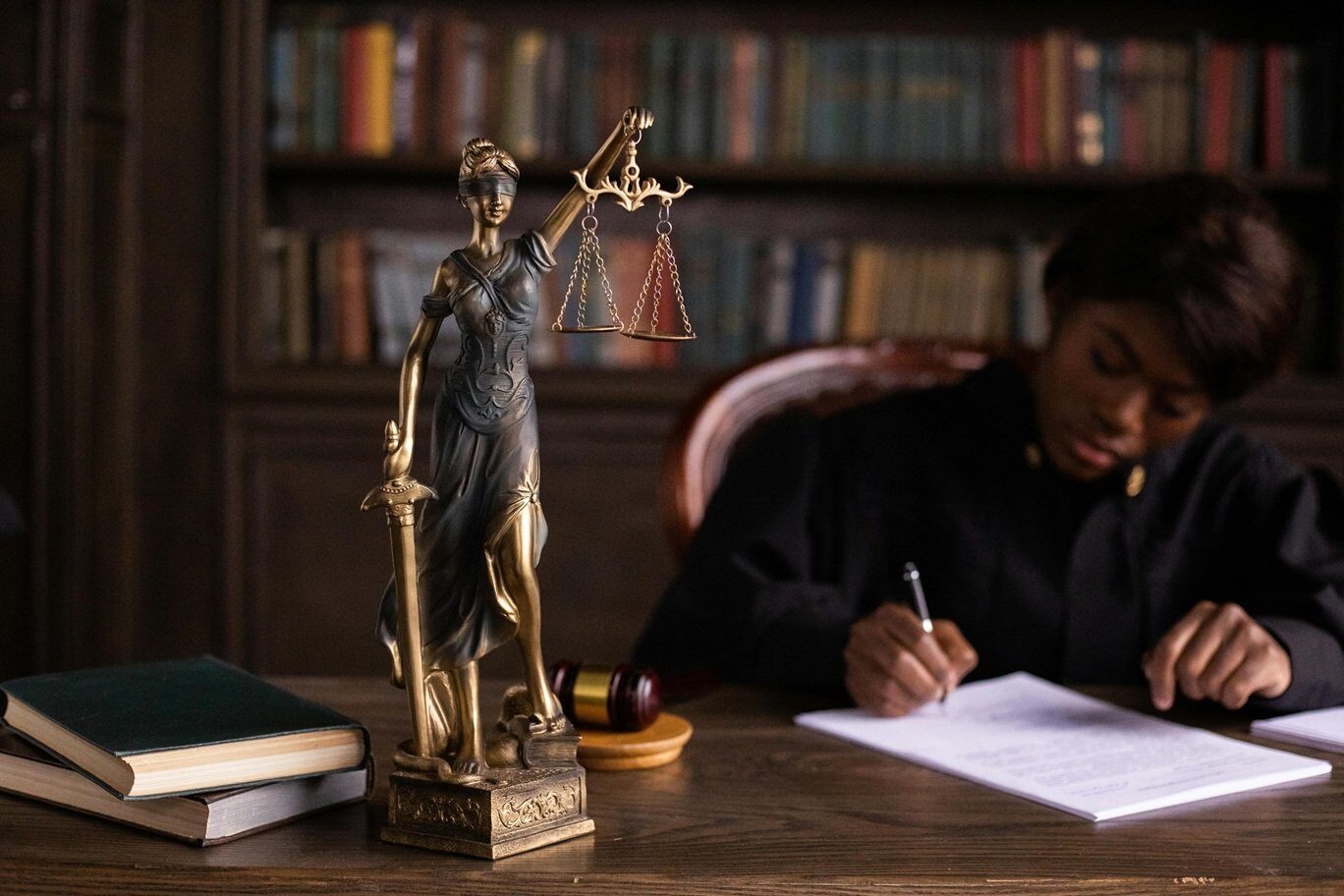 Disputa privind transparența și accesul la dosare în justiție revine în centrul atenției, după decizia recentă a Consiliului Superior al Magistraturii (CSM), care restricționează accesul procurorilor, generând valuri de reacții din partea membrilor sistemului judiciar