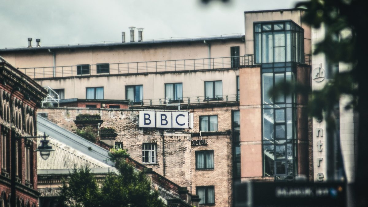 BBC, criticată pentru încălcarea intimității unei familii israeliene în urma atentatului Hamas Caz controversat zguduie recent lumea media după dezvăluirile legate de modul în care BBC a gestionat o situație sensibilă din Israel, alimentând dezbateri despre etica jurnalistică și respectarea drepturilor persoanelor vulnerabile