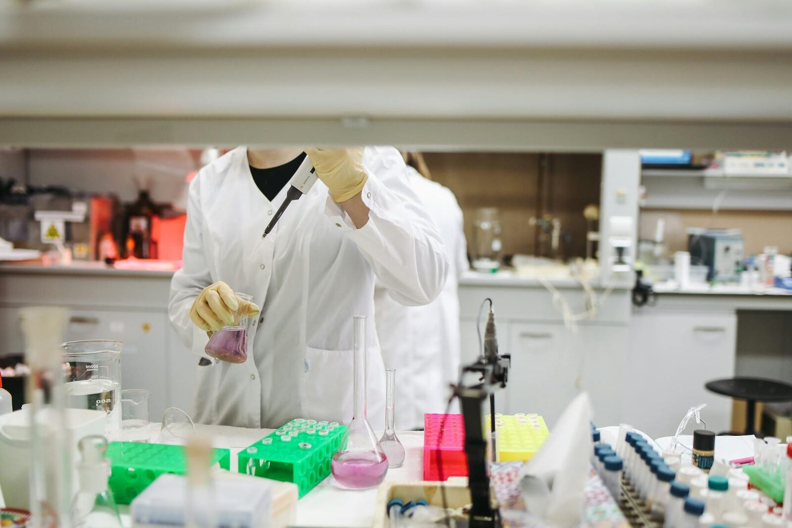 O descoperire promițătoare în tratamentul cancerului: un medicament experimental maghiar ar putea revoluționa terapia oncologică O echipă de cercetători maghiari anunță rezultate extrem de promițătoare în dezvoltarea unui nou medicament anticancer destinat tratamentului unor forme de cancer considerate dificile și uneori incurabile