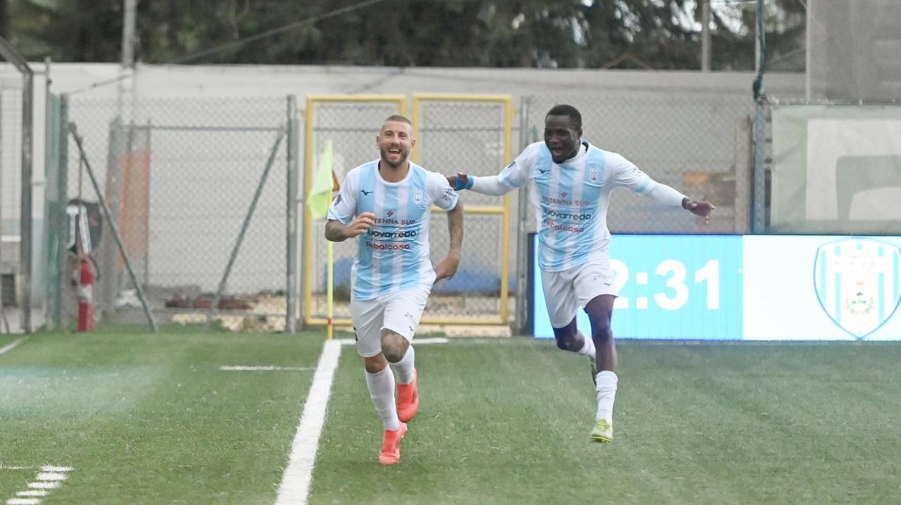 Genova aduce un jucător din Serie D: Latif Ouedraogo alături de tânărul portar român Robert Matei Clubul italian de fotbal din Genova continuă să-și întărească echipa, aducând un nou jucător din liga de amatori, Serie D