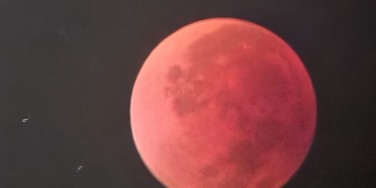 luna-sangerieeclipsa-3.jpeg - StiriFresh