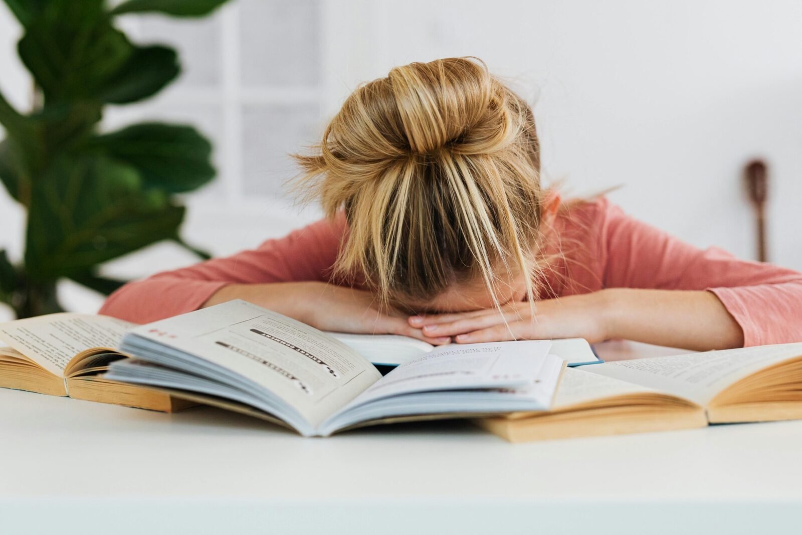 Procrastinarea – obstacolul invizibil al productivității moderne Este o scenă familiară pentru mulți dintre noi: avem un termen-limită pentru o sarcină importantă, terenul pare pregătit și posibilul de realizat, iar totuși, doar gândul de a începe duce la orice altă activitate – reorganizarea sertarului, verificarea ultimei actualizări de pe rețelele sociale sau chiar curățarea minimei biblioteci digitale de aplicații nefolosite