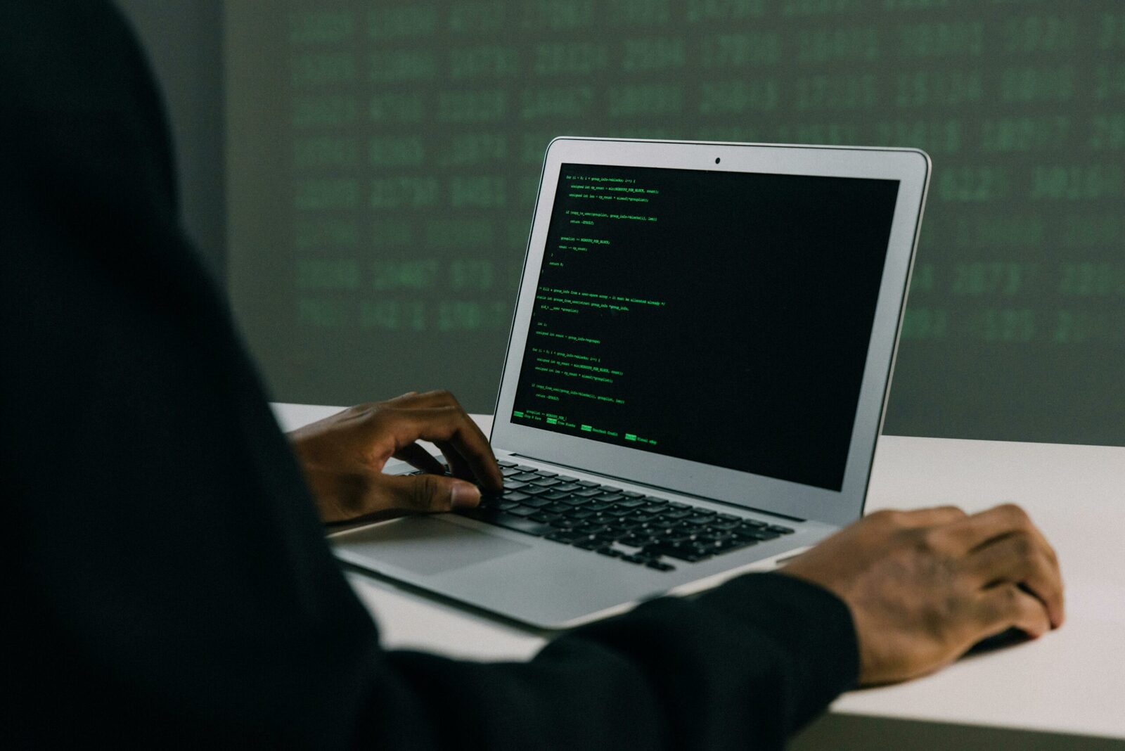 Fraude internaționale, centre de muncă forțată și un miliardar chinez urmărit de legi mondiale Capcanele internetului s-au mutat acum din lumea virtuală în realitate, într-un context în care trustul de infracțiuni organizate adaptează constant metodele pentru a evadează de sub controlul autorităților globale