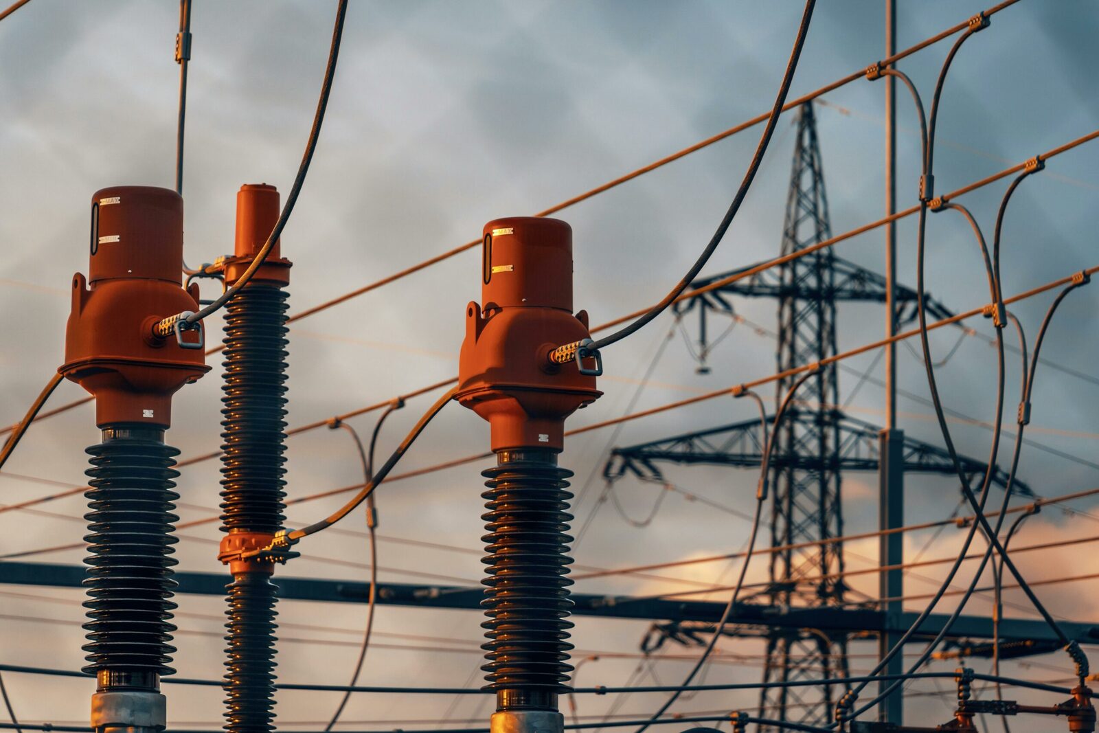 Creșterea solicitării de energie electrică cauzată de centrele de date pentru inteligență artificială amenință stabilitatea rețelelor din Statele Unite, generând temeri privind posibilitatea unor pene de curent în perioadele de vreme extremă