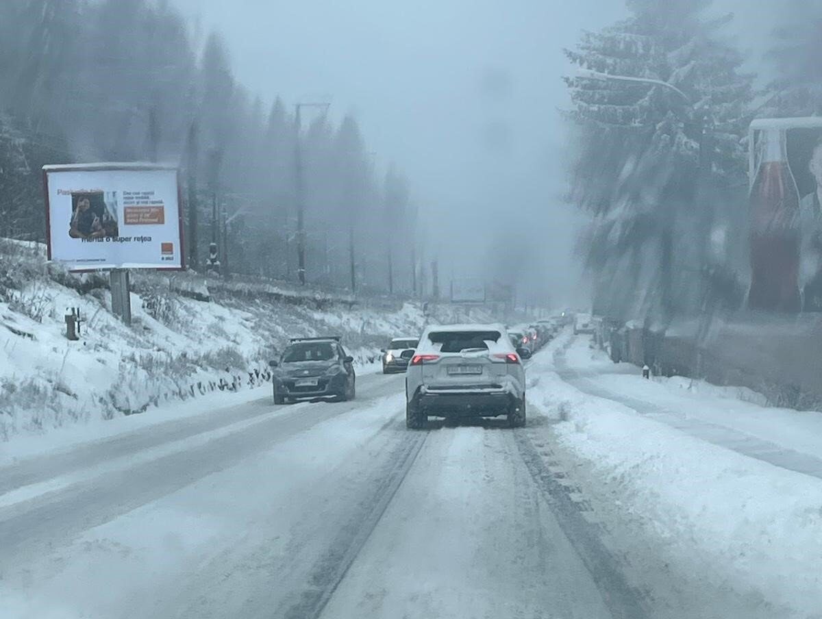 Ninsoare puternică în inima țării: drumurile naționale și autostrăzile, sub asediu Trei ianuarie a adus o adevărată provocare pentru traficul rutier din centrul României, odată cu căderea unei ninsori abundente care a acoperit zonele din județele Brașov, Sibiu, Covasna și Harghita