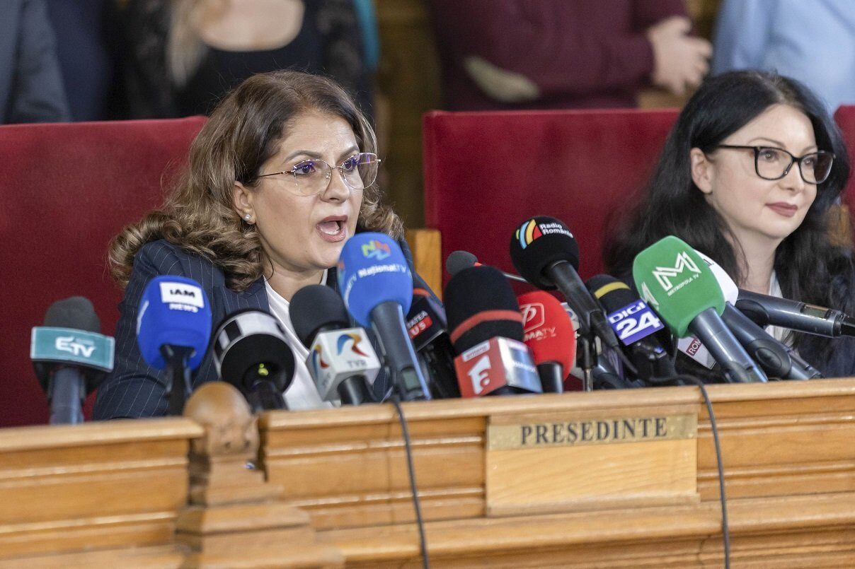Curtea de Apel București clarifică modul în care sunt acordate termenele procesuale în perioada sărbătorilor, după valul de critici legate de rapiditatea unor termene judiciare care, aparent, au fost stabilite de-a lungul zilei următoare sau chiar în aceeași zi, pentru anumite dosare îndreptate împotriva Guvernului
