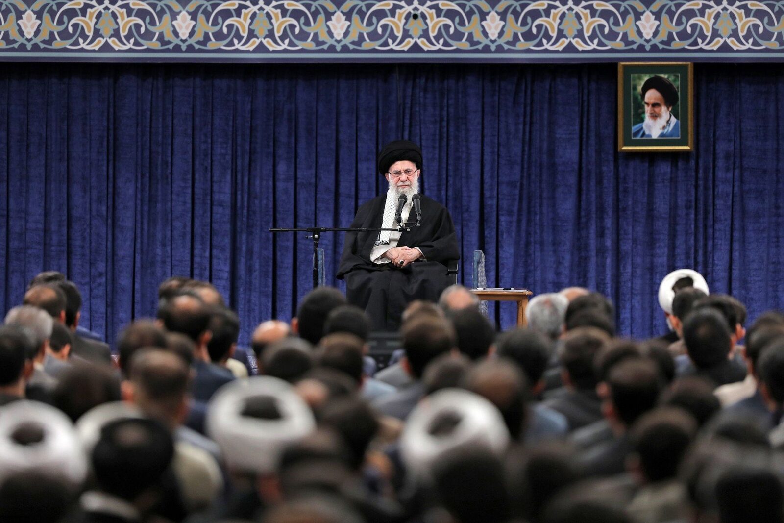 Ali Khamenei admite dificultățile economice din Iran, dar păstrează discursul de control asupra protestelor Liderul suprem al Iranului, ayatollahul Ali Khamenei, a făcut recent o declarație care pune în lumină schimbări subtile, dar semnificative, în gestionarea crizei sociale și economice din Republica Islamică