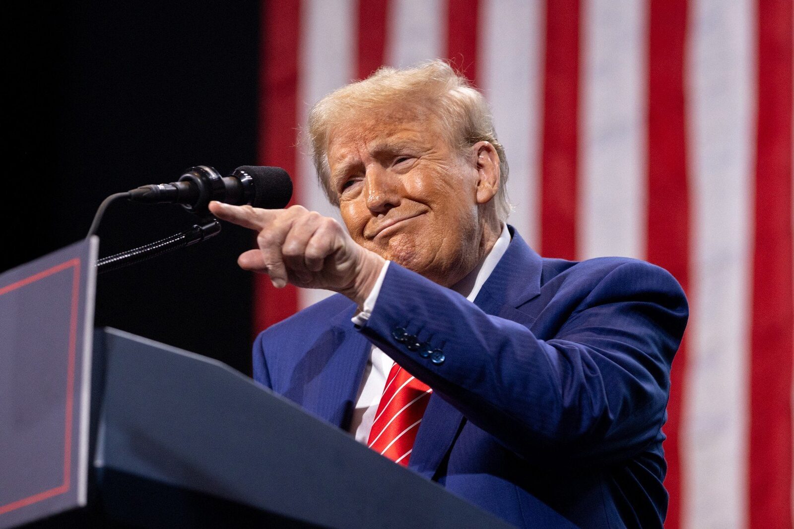 Președintele Donald Trump a ridicat miza asupra Groenlandei, evocând posibile acțiuni militare pentru preluarea insulei Un discurs surprinzător al președintelui american Donald Trump a reaprins astăzi tensiunile geopolitice legate de posibilitatea ca Statele Unite să pună omuleți în Groenlanda, insulă strategică aflată în miezul Arcticii