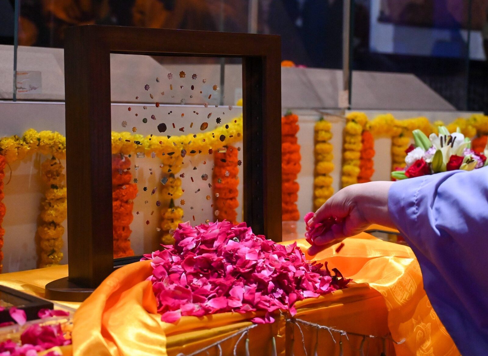 Pietre prețioase sacre legate de Buddha expuse pentru prima dată după mai bine de un veac, în India Sâmbătă, muzeul național al Indiei din New Delhi a găzduit un eveniment cu totul deosebit, marcând prima expunere publică a relicvelor sacre ale lui Buddha de la descoperirea acestora, în urmă cu peste 127 de ani