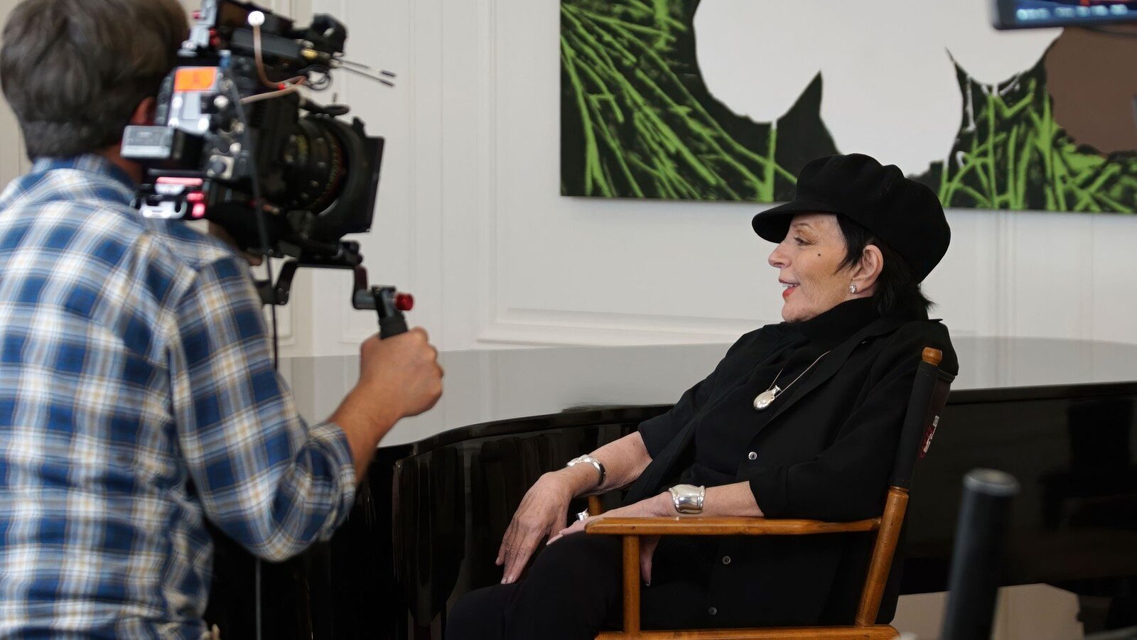 Liza Minnelli reușește să atragă din nou atenția lumii muzicale, după o absență de peste un deceniu, lansând un proiect surprinzător care combină nostalgia cu tehnologia de ultimă oră