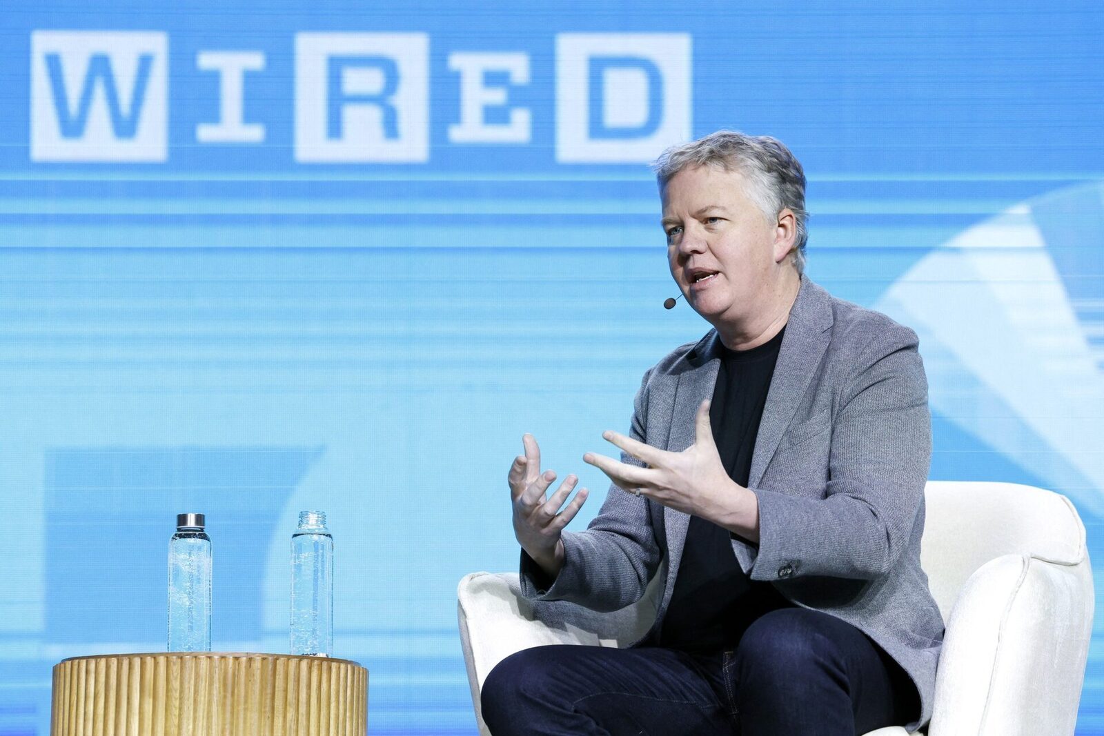 Conflict între Cloudflare și autoritățile italiene: amenințări de retragere a serviciilor și acuzații de cenzură Tensiunile dintre compania americană Cloudflare și autoritățile de reglementare din Italia au escaladat recent, după ce compania a fost amendată cu peste 14 milioane de euro, echivalentul a 1% din veniturile sale anuale, pentru refuzul de a respecta ordinul Ministerului italian de a bloca anumite site-uri implicate în piraterie online