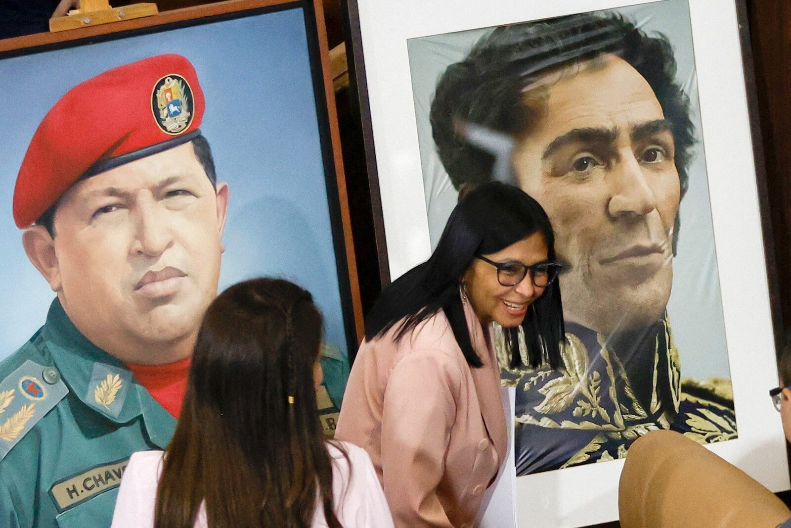 Venezuela rămâne în centrul unui conflict diplomatic şi politic intensificat după ce vicepreședinta Delcy Rodriguez a afirmat fără echivoc că Nicolas Maduro rămâne președintele legitim al țării, în contextul unor declarații contradictorii venite din partea Administrației de la Washington