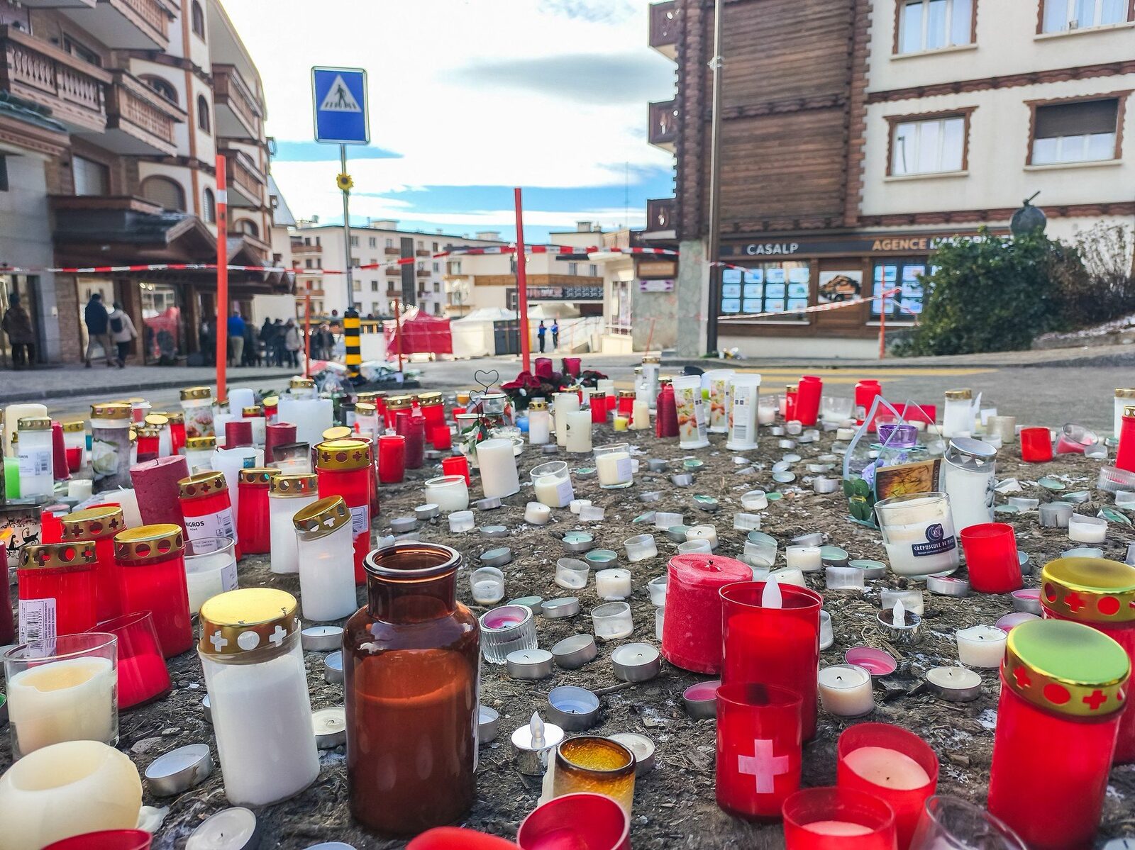 Elveţia a intrat în doliu naţional după incendiul devastator din staţiunea alpină Crans-Montana, care a lăsat în urmă zeci de morţi și răniţi, iar autoritățile au anunțat deja măsuri speciale pentru a onora victimele