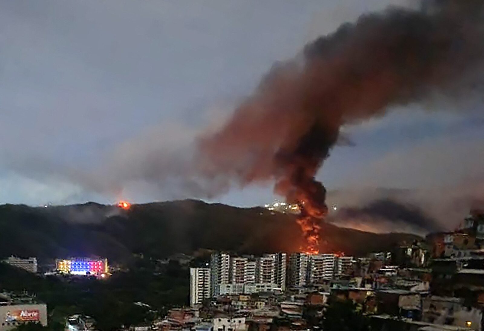 Focuri de armă și tensiune extremă la Caracas, după capturarea liderului venezuelean de către trupele speciale ale SUA Un val de panică și incertitudine a cuprins recent capitala Venezuelei, Caracas, după ce în apropierea Palatului Prezidențial au fost semnalate focuri de armă intense