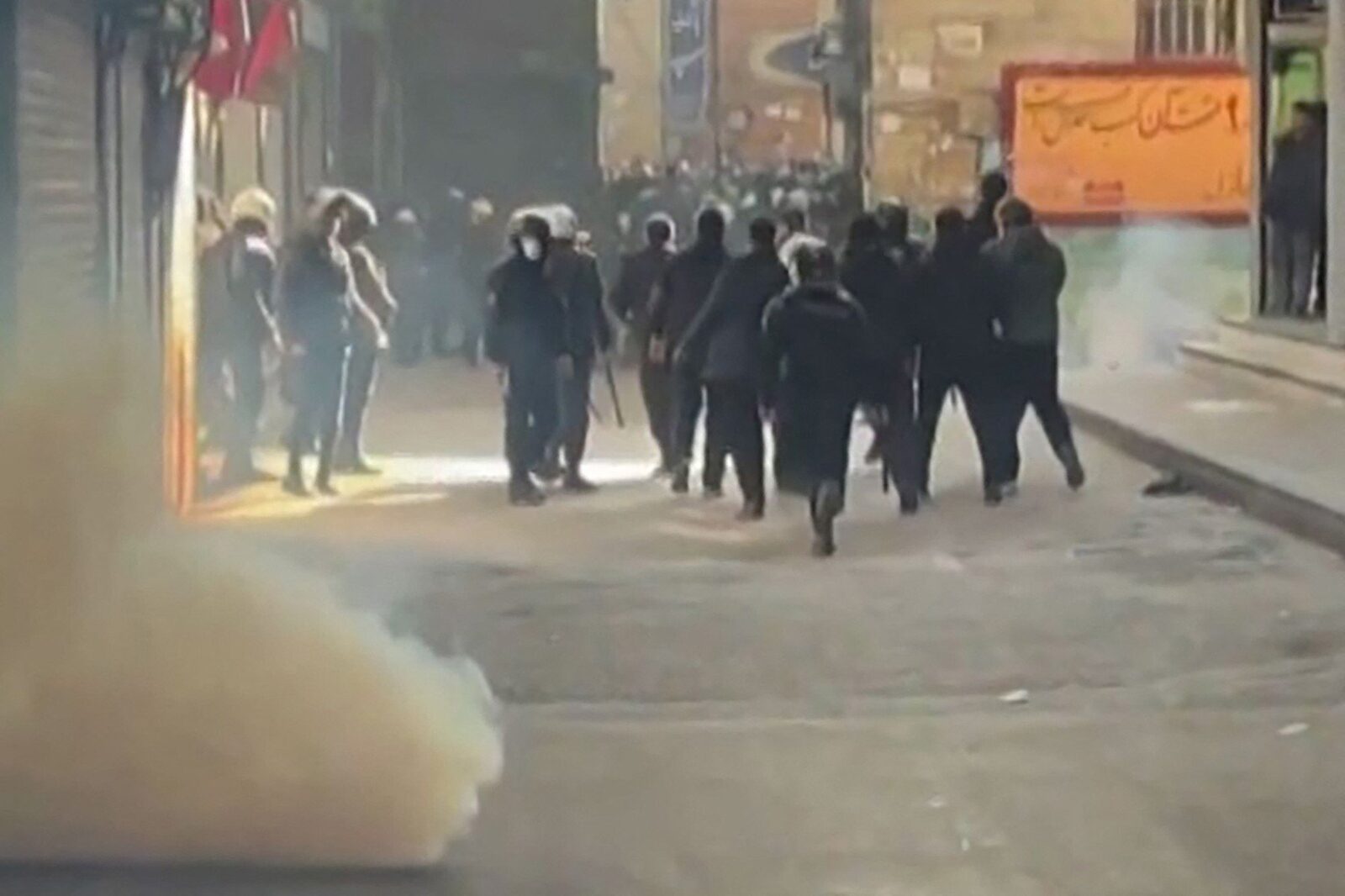 Tensiuni în centrul Teheranului: Proteste de amploare și intervenții ale forțelor de securitate O serie de proteste masive au avut loc recent în inima capitalei iraniene, Teheran, marcând a zecea zi consecutivă de manifestații împotriva regimului islamic