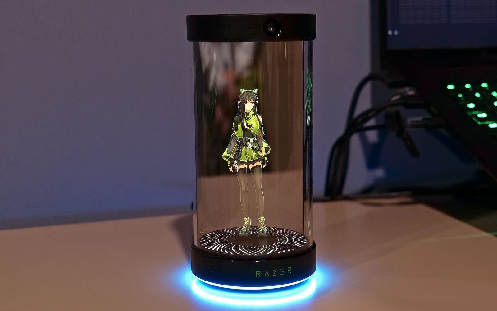 Razer a făcut recent un pas îndrăzneț în domeniul tehnologiei de ultimă generație, prezentând Project Ava, un asistent digital pentru gaming transformat într-un dispozitiv teritorial, cu un aspect neconvențional