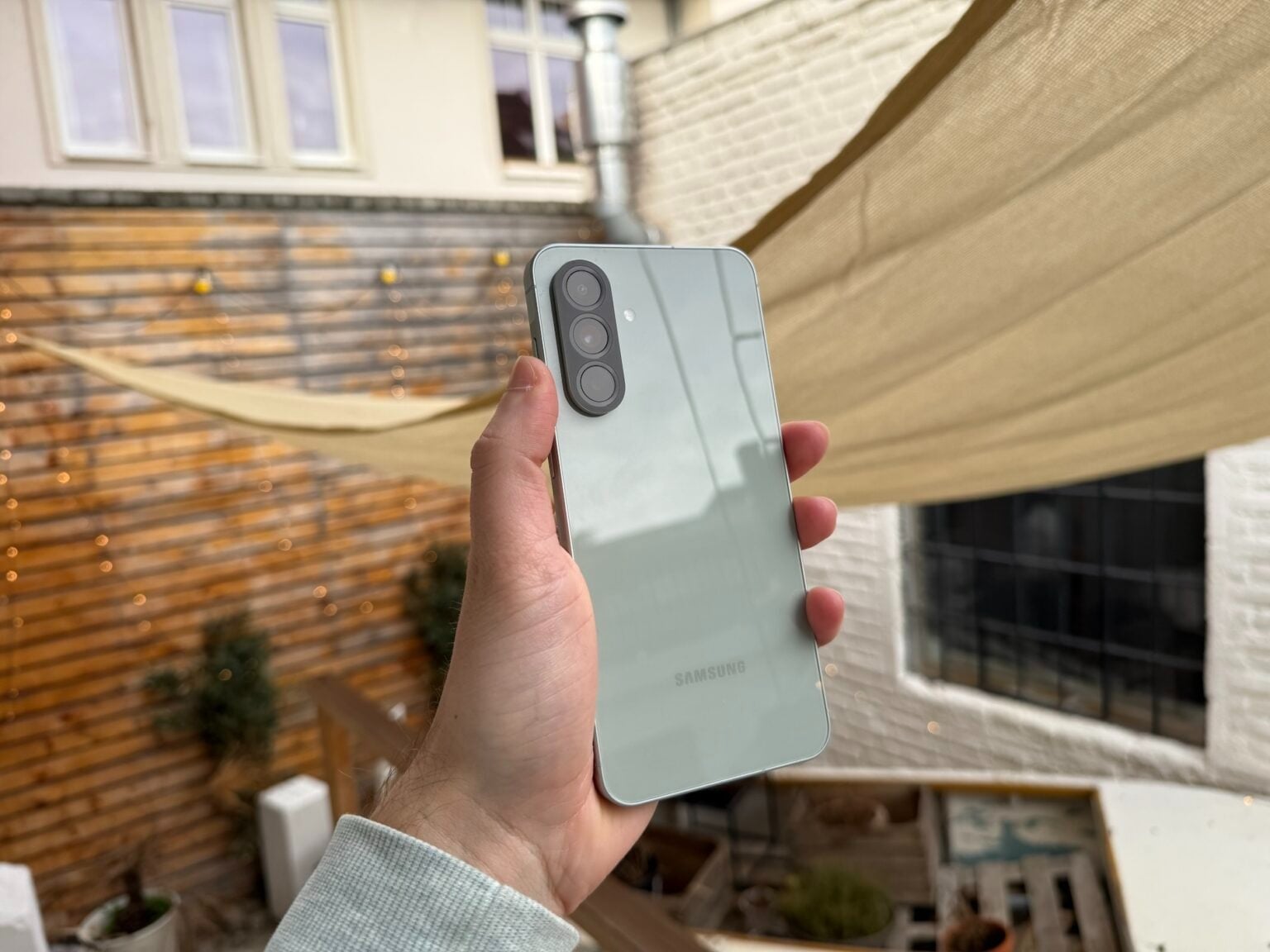 Samsung se pregătește să lanseze în primăvara anului 2026 noul model Galaxy A57, continuând tradiția seriei A5x, care a devenit un etalon al segmentului mid-range