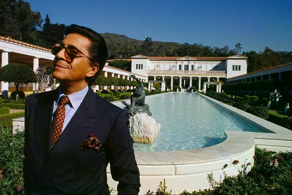 Valentino, legenda industriei modei și simbol al eleganței atemporale, a lăsat în urmă o moștenire impresionantă nu doar prin creațiile sale vestimentare, ci și prin colecția de proprietăți de lux, adevărate bijuterii ale lumii aristocratice contemporane